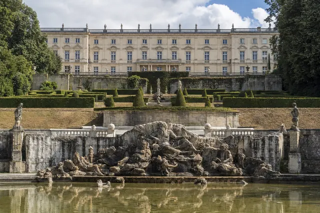 Giardino a terrazze con parterre di bosso e fontana barocca con figure fluviali (immagine creata con AI)