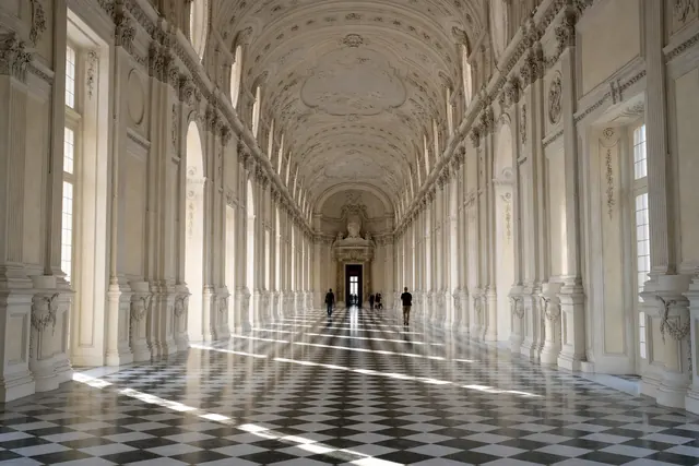 Lunga galleria barocca bianca con finestroni ad arco e pavimento a scacchi illuminato dal sole (immagine creata con AI)